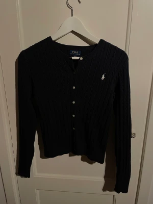 Polo Ralph lauren  - Jättesöt svart Ralph lauren tröja! Har den ser helt ny ut! Skulle uppskatta att nypris är 800-900kr. Om ni är intresserade av en likadan i mörkblå har jag en på min profil!