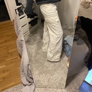 Cargopants - Vita cargopants med hög midja! Helt oanvända! Köparen står för frakten!