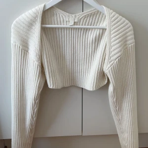 Vit bolero - Säljer denna fina vita bolero från HM🤍den är i fint skick!! Skriv i dm för fler bilder 🥰 Hör av dig i dm om du är intresserad  FRAKTEN kostar 51kr spårbart med PostNord