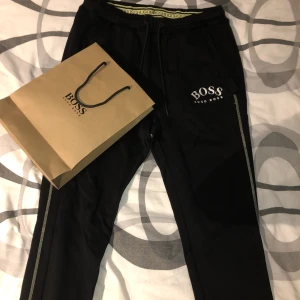 Hugo boss byxor  - Hej! Säljer mina fina Hugo boss mjukisbyxor, dem är i ett fint skick eftersom byxorna har inga skador och du får med Hugo boss påse på köpet.