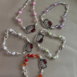 hello kitty armband ❤️ - jätte söta armband som jag gjort själv, finns i röd, ljusgrön, pastell rosa och lila, vit. man kan också välja en egen färg :) perfekt för att matcha med en kompis !!  1 för 35 (gratis frakt) 2 för 50 (gratis frakt)  köp kommer alltid med extras❤️❤️