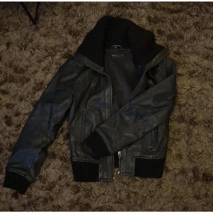 Skinnjacka  - Snygg skinnjacka som tyvärr inte kommer till användning❤️ köpte här på plick hör av dig för fler bilder👍🏼 bra skick!