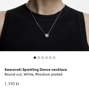 Swarovski - Säljer mitt fina swarovski halsband med äkta kristaller, köpt för 1350kr. Använt 2-3 gånger. Har ej kvar lådan den kom i. Nyskick