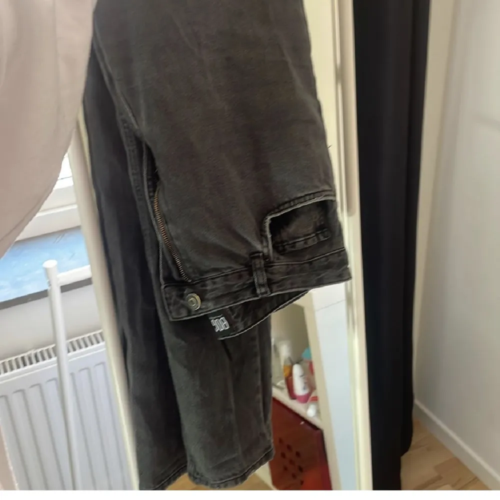 Bild från förra ägaren, säljer dem vidare för att de inte passar mig. Bra skick💞. Jeans & Byxor.