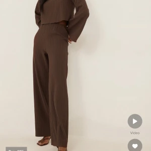 Set NA-KD  - Brunt matchande set från NA-KD. Aldrig använd, lappen är kvar. Normal i storlek. Säljer som ett setpris för 