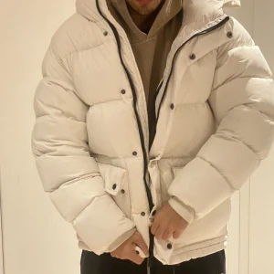 Vit jacka - Singular socity jacka för både Tjej och kille, Storlek S. är som ny men har en liten defekt på insidan men de är igen sydd och syns inte på utsidan. Liknar fjällräven