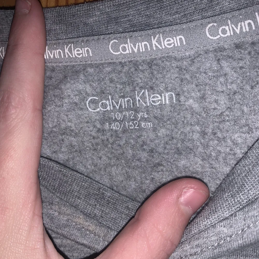 Säljer min super sköna tröja ifrån Calvin Klein som är knappt använd och är jätte najs🙌🏽🙌🏽. Hoodies.