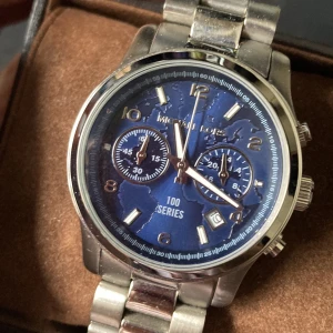 Äkta michael kors klocka unisex - Speciell klocka. För varje som såldes så matades människor i världen. Finns inte så många av den kvar. Den är unisex och går att göra större och mindre. Vill ha 2000kr men pris går att diskuteras vid snabb affär!