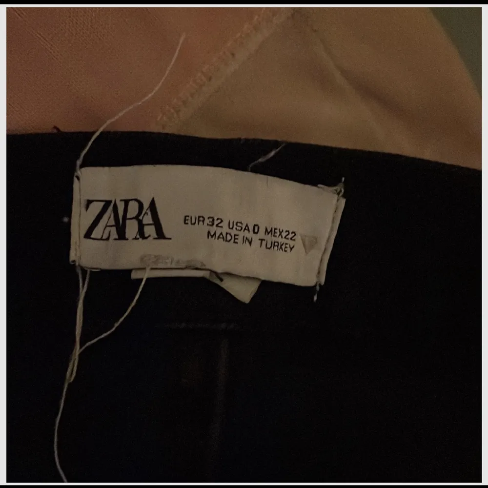 Lågmidjade svarta bootcut zara jeans. Om du ska köpa dom så får du stå för frakten.. Jeans & Byxor.