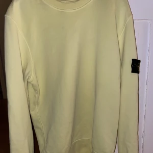 Stone Island sweatshirt - Gul Stone Island Sweatshirt Skick 7/10, litet hål på högra ärmen men inget märkbart Strl S