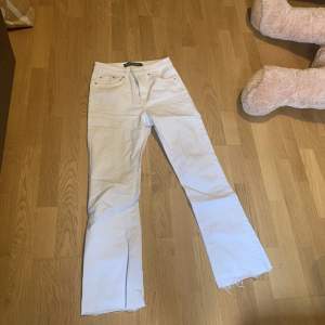 Snygga veta jeans andvända vid ett tillfälle så dem är som nya