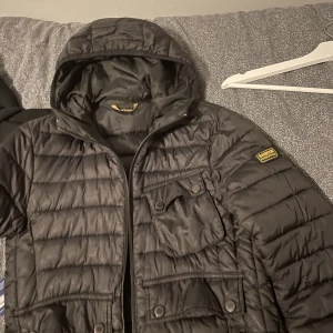 Vinter jacka  - En Barbour international Jack i bra skick, den är lite använd men man kan se att den är som en ny. Jag säljer den får det är små för mig och har redan ny jacak. Priset kan diskuteras med snabb köp 
