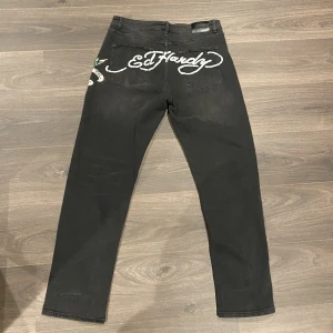 Ed hardy jeans - säljer mina ed hardy jeans då dem tyvärr va för stora 😫😫😫 skick typ 9/10 inget slitage alls på dem osäker på pris så kom med vettigt bud, kan gärna bytas mot andra coola byxor, hoodies eller jordan 4s jävligt feta