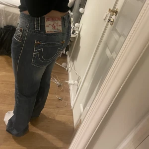 True Religion jeans - True religion jeans i jättefint skick! midjemått: 83 innerbenslängd: 81
