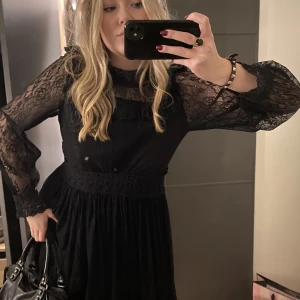 By malina klänning - Säljer denna ursnygga by malina klänningen! Jag är vanligtvis en M/S men passar mig bra. Nypris ca 2000. 350+ frakt 💕