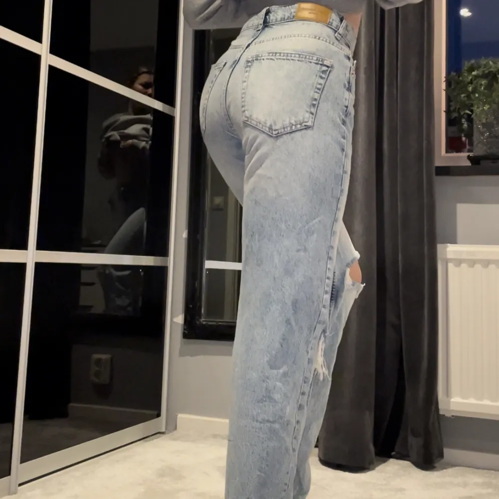 Ett par ljusblåa jeans från Ginatricot, högmidjade och visa i bena.  Säljs pgr av att jag tycker den är för långa och gillar inte passformen på min kropp.  Stl: 32 (jag är 161 cm lång) . Jeans & Byxor.