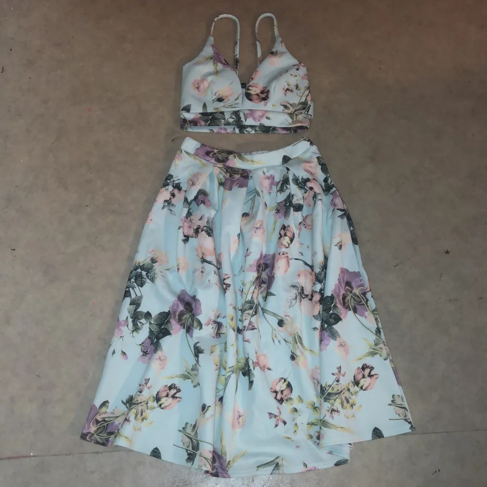 Blommig kjol&topp Oanvänd från boohoo . Klänningar.