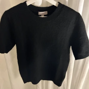 Stickad T-shirt  - Så fin stickad topp som tyvärr inte kommer till användning! Endast använd en gång!💗