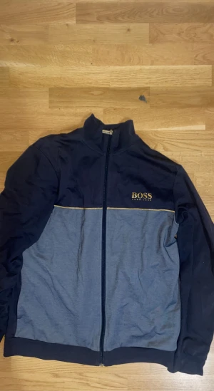 Hugo Boss kofta  - Knappt använd och den är storlek M