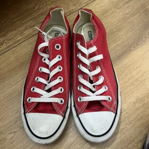 Röda converse - Röda converse, använda fåtal ggr lite smutsiga annars bra skick i stl 37,5 men passar 38