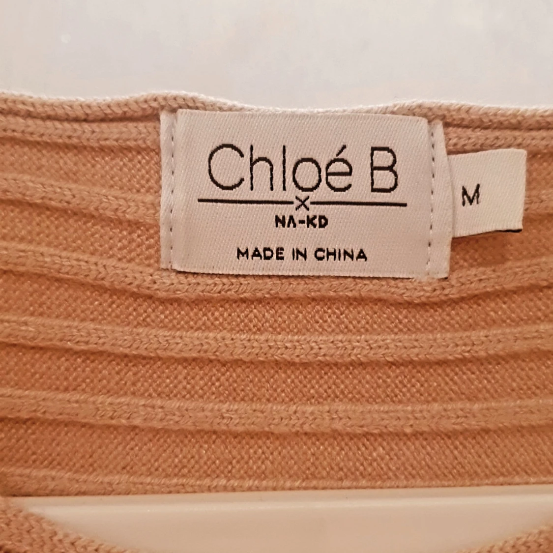 Supersnygg ribbad klänning med öppen rygg - 91