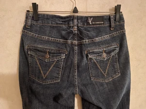 Y2k lowrise bootcut jeans - Skit snygga jeans men inte min stil längre. Jag är 165 och de passar mig bra. 
