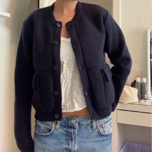 Blå kofta - Säljer min älskade Carin Wester kofta som är mycket eftertraktad (lånad bild från en tjej på plick men samma kofta)