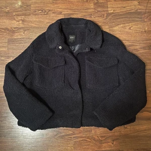 Fin jacka helt ny.  - Helt ny jacka i storlek M Blå-svart! Mer åt de svarta hållet. 