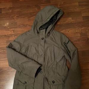 Fin vinterjacka i storlek 40 - Fin vinterjacka i nyskick.  Storlek 40