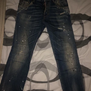 Dsquerd2 jeans - Hej! Säljer mina äkta Dsquerd2 jeans som jag köpte i Grekland Rhodes, ny pris 2800 eftersom de var REA. Har tappat bort mitt kvitto men är ni osäkra om de är äkta kan ni jämföra på youtube.