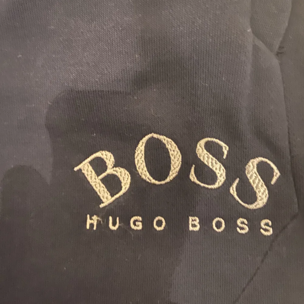 hugoboss byxor storleken är M aldrig använda!. Accessoarer.