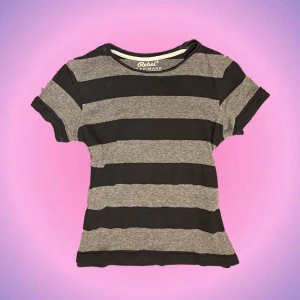 Randig baby tee - Så söt randig baby tee🫶🏻🫶🏻😍 Säljer för jag tyvärr inte får användning för den:( Den sitter lite croppat men inte över naveln på mig! Kan skicka bild på privat✨Startar en budgivning på måndag så lägg ett bud vid intresse då🫶🏻  Skriv privat vid frågor 💗