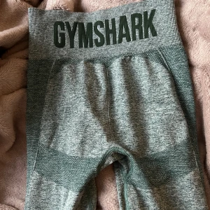 Gymshark tights  - Gymshark tights i highwaisted flex modellen - Strl xs som är för små för mig!🥰 inga defekter elr slitningar!☺️ perfekt till leg day!