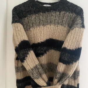 Stickad tröja - Stickad tröja från & other stories i så fina färger🤎Jättebra skick! Buda eller köp direkt för 400kr! Obs! Köparen står för frakten, dvs 69kr<3 