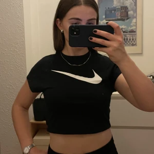 Träningströja från Nike  - Croppad T-shirt från Nike. Köpte för att träna i men kommer ej till användning! 