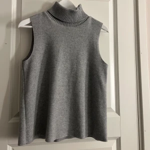 Kortärmad stickad tröja  - Säljer denna supersöta toppen med krage från zara🤍 använd max 2-3 gånger, den är i väldigt bra skick. Hör av dig vid frågor eller om du är intresserad!