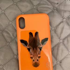 2 fina mobilskal, ett oranget med en giraff och ett med spegel. 20kr styck eller båda för 30