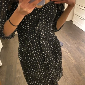 Zara klänning - Jättefin klänning från zara med puffärmar, knappt använd så i fint skick!🥰är i strl xs, har en jättefin volangdetalj mitt i klänningen