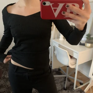 Långärmad topp i crepe tyg - Så lagom festtopp, går både till middag och fest! Lite stor för mig då den åker ner i axlarna lite. Använd en middag. 💞