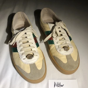 Gucci  - Gucci G74 sneakers i size 42,5. Fint skick med mindre defekter som syns på bilderna. Kan mötas upp i Stockholm eller fraktas. 