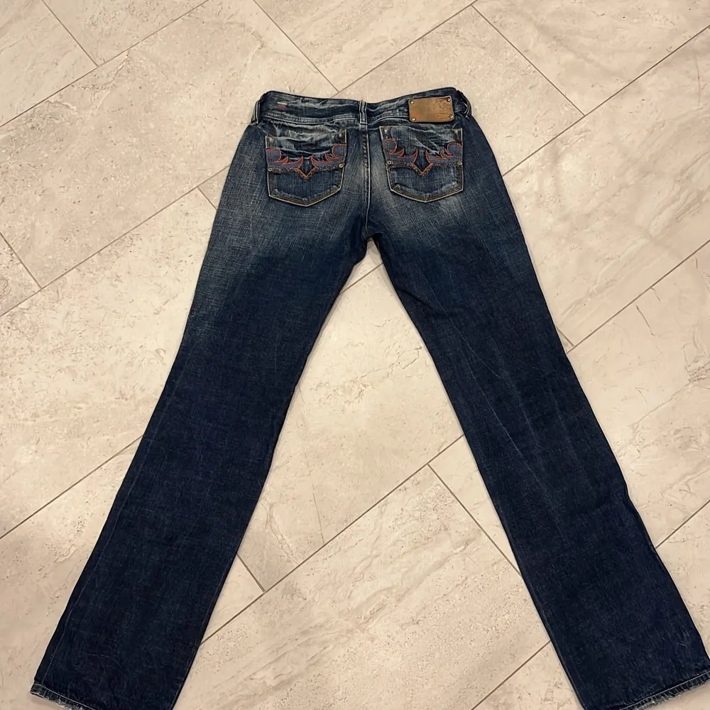 Ett par jättesnygga och coola jeans. Köpte för 600kr från en secondhandbutik. Är helt oanvända och har inga defekter. Säljer då det inte är min storlek. Skriv för frågor/bilder. 💗💗. Jeans & Byxor.