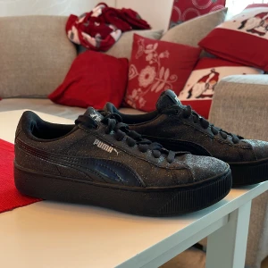 Puma sneakers svart/glitteriga - Riktigt fina sneakers från Puma. Svart/glittriga. Knappt använda och i super fint skick!  Köparen står för frakten. Jag ansvarar inte för postens hantering. Samfraktar gärna.