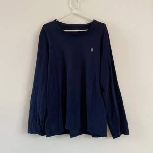 En mörkblå Polo Ralph Lauren långärmad t-shirt som är i riktigt bra skick, skulle säga att tröjan passar som S/M. Skicka gärna ett DM om du har några frågor eller vill ha fler bilder på plagget! 🤍❤️  