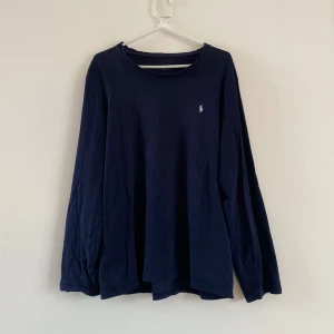 Polo Ralph Lauren Longsleeve - En mörkblå Polo Ralph Lauren långärmad t-shirt som är i riktigt bra skick, skulle säga att tröjan passar som S/M. Skicka gärna ett DM om du har några frågor eller vill ha fler bilder på plagget! 🤍❤️  