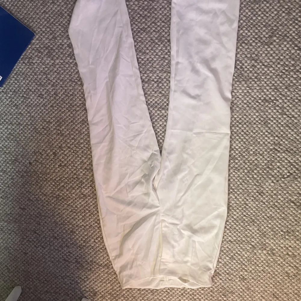 Vita kostymbyxor i väldigt bra material från hm, strl 42 men skulle säga typ 40❤️ Aldrig använda. Jeans & Byxor.