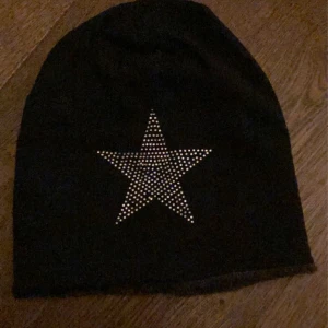 Y2k mössa - Svart mössa med rhinestone stjärna på😍😍🌟