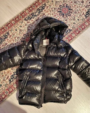 Moncler maya - Moncler maya storlek S passar även storlek M kvitto och box medföljer inga hål eller något köpt förr förra vintern från double y i Malmö använt sparsamt skick9/10 kan mötas i ystad eller eventuellt frakta❤️