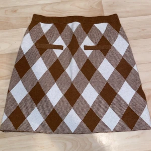 Beige kjol stickad, knitted skirt - Stickat kjol i beige, använd 1 gång