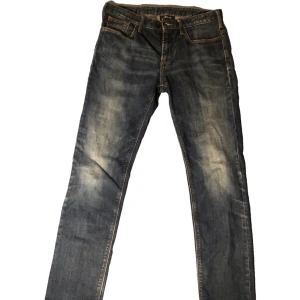 Armani Jeans W28 L32 - Armani Jeans i bra skick där endast gylfknappen är lite lös, som lätt går att ordna . Annars i mycket god skick.