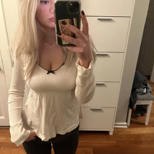 ODD MOLLY TOPP - en så söt topp från odd molly som formar kroppen jättefint. Väldigt bekväm och skönt material💘💘💘💘💘💘💘